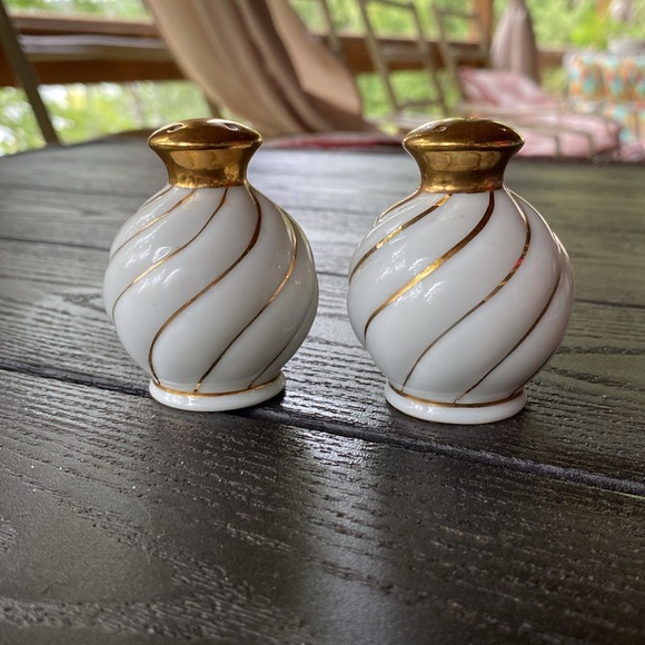 🧂Vintage Salt & Pepper Shakers 🧂 - Picture 3 of 7